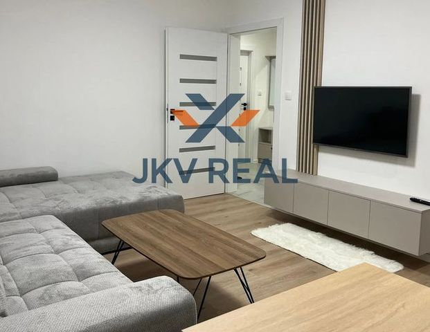 Na prenájom 2,5 - izbový byt po kompletnej rekonštrukcii na ul. Duklianskych hrdinov vo Vranove nad Topľou. - Photo 1
