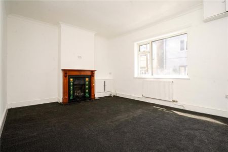 3 bedroom end of terrace house to rent - Photo 2