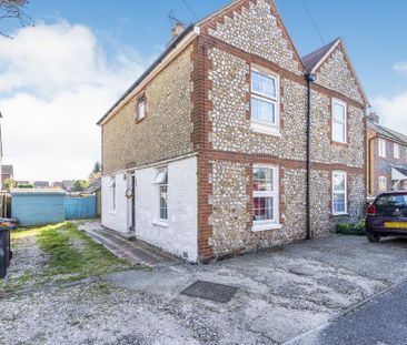 5 bedroom semi-detached house to rent - Photo 2