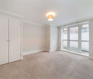 Lovely three bedroom maisonette with a garden conveniently located ... - Photo 4