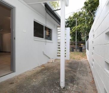 Fully Renovated - 40m From Beach - Fenced Yard - Carport - Photo 1