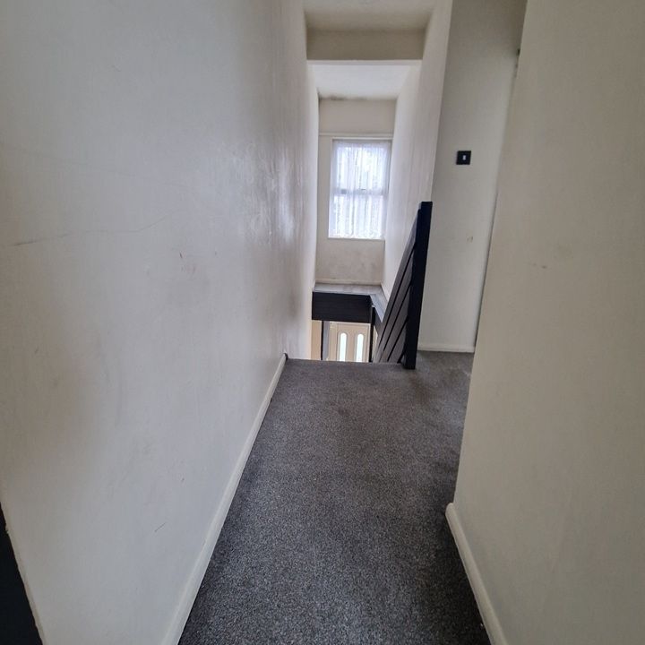 2 Bed Terraced House, Russell Rise, LU1 - Photo 1