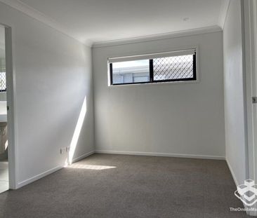 3 BEDROOM TOWNHOUSE - Double Garage, Air Cons, Pets Welcome - Photo 3