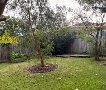 Art Deco Charm in a Boutique Block – Spacious 2 Bedroom Apartment - Photo 4