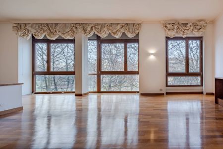 Large renovated apartment overlooking the park - Photo 3