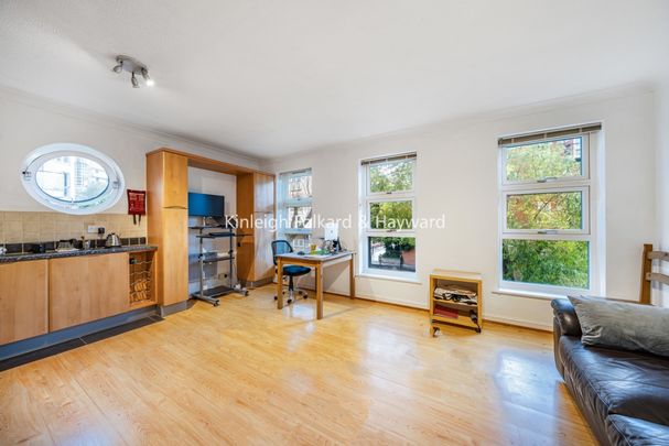 Wolfe Crescent, Surrey Quays, London, SE16 - Photo 1