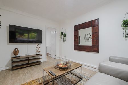 4 Bed Flat, Willow Court, M14 - Photo 2