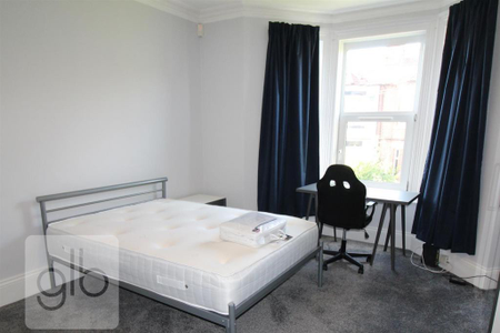 6 bedroom terraced house to rent - Photo 4