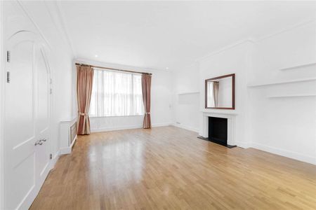 A two bedroom apartment that offers a wonderful high ceilinged reception room as well as a contemporary styled kitchen. - Photo 2