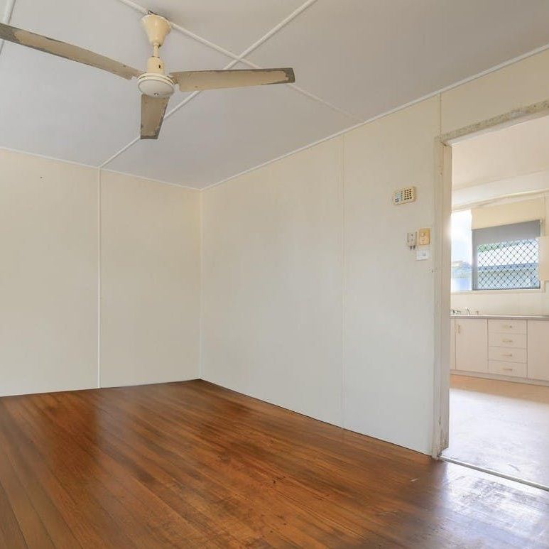 NEAT AND TIDY 3 BEDROOM HOME AVAILABLE NOW! FRESHLY PAINTED ON THE INTERIOR AND EXTERIOR! - Photo 1