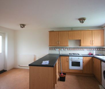 3 bed Semi-Detached - To Let - Photo 3