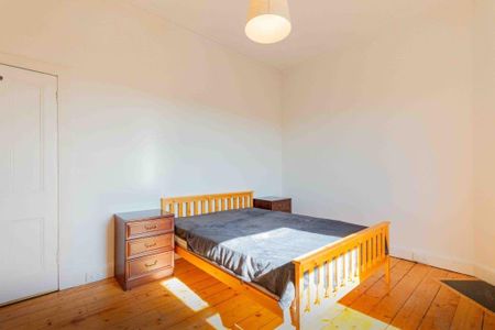 3 bedroom flat to rent - Photo 4