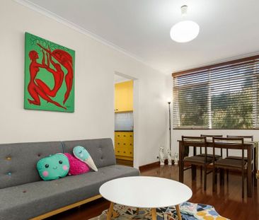 BRIGHT KENSINGTON APARTMENT IN A PRIME LOCATION - Photo 1