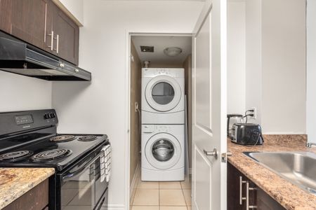 Master Room & Ensuite Bath - Lisgar Apartments - Photo 3