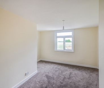 3 bedroom semi detached property to rent, - Photo 4