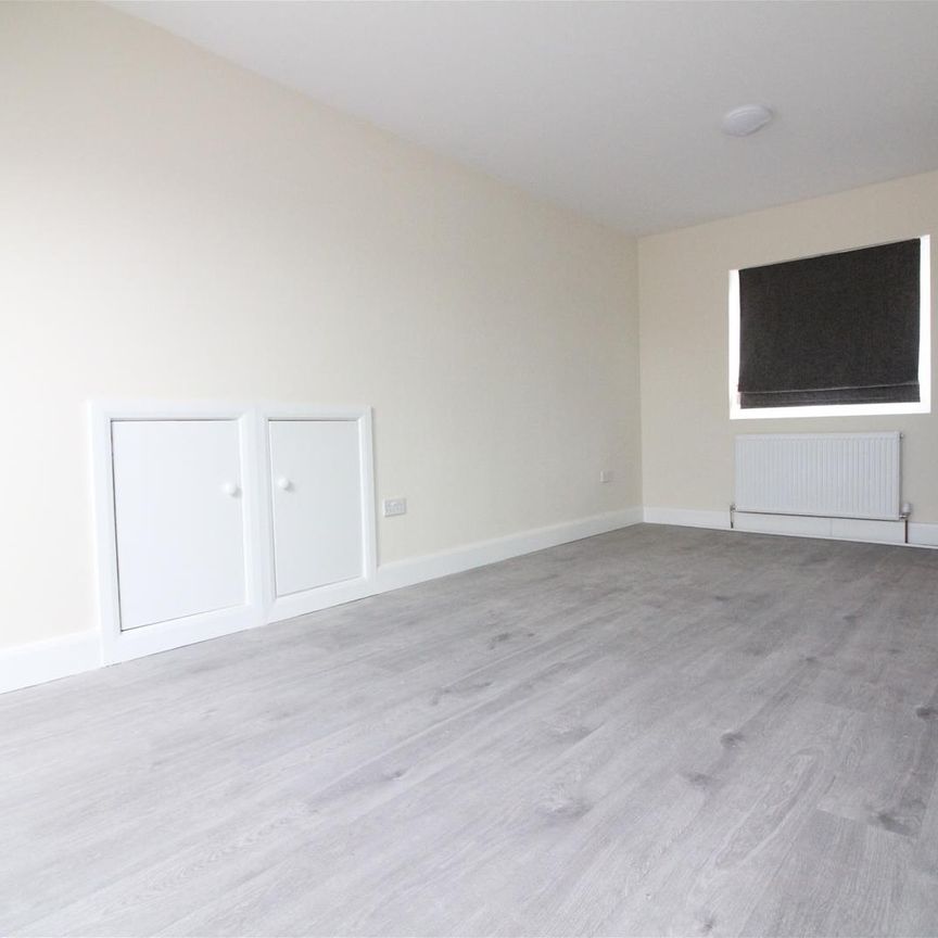 Kingsley Road, Hounslow - Photo 1