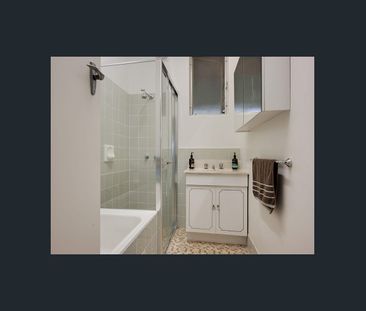 GREAT FAMILY HOME - MINUTES FROM PUBLIC TRANSPORT - Photo 6