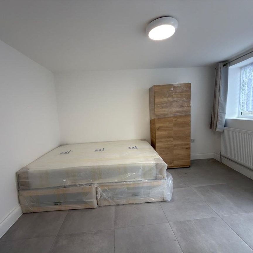 Studio Flat, St Marys Road, IG1 - Photo 1