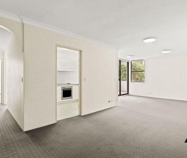 SPACIOUS & BRIGHT APARTMENT IN ULTRA-CONVENIENT LOCATION! - Photo 3