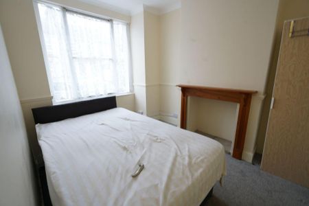 1 bedroom in a house share to rent - Photo 4