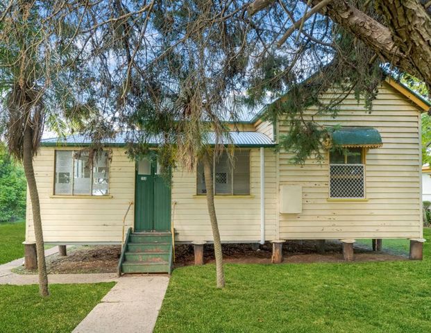 Charming Three Bedroom Home on a Large Block - Photo 1