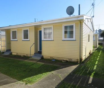 Sunny.Central and Tidy bedsit! - Photo 1