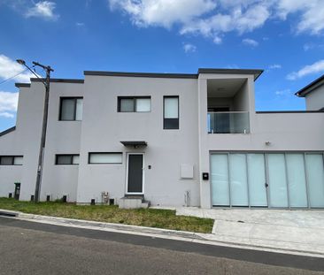 3 BED, 3 BATH, 2 LIVING AREAS + STUDY - Photo 1