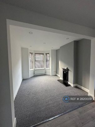 3 bedroom end of terrace house to rent - Photo 1