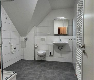 Modernisierte 2-Zimmer-Wohnung, Balkon, Küche & TG-Stellplatz - Photo 6