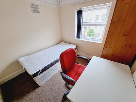 5 Bed Student Accommodation - Photo 3