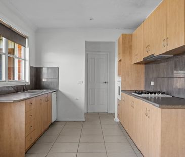 Comfortable 3-Bedroom Home in Convenient Location - Photo 3