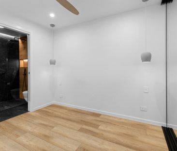 Beautifully renovated coastal home - Photo 4