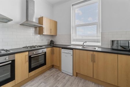 1 bedroom in a house share to rent - Photo 2