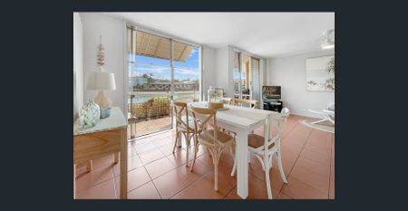 Waterfront Living with Private Pontoon in Central Mooloolaba - Photo 2