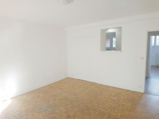 Appartement T3 de 58 m² en bon état avec un parking privé, un cellier et garage à vélos. - Photo 1