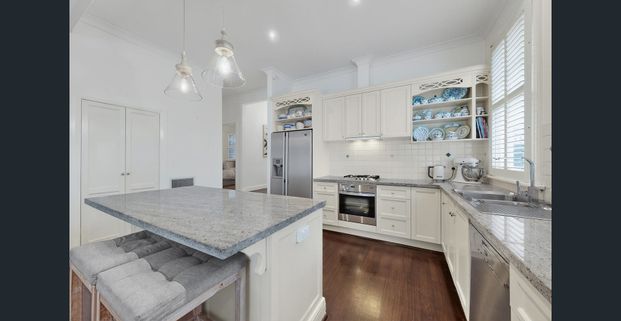 FAMILY POOLSIDE LIVING - Photo 1