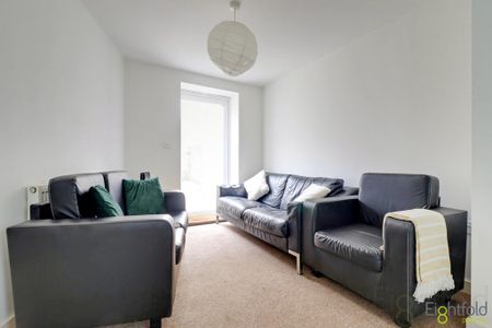 4 bedroom end of terrace house to rent - Photo 2