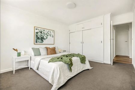 Stylishly Renovated Retreat in Elwood's Most Sought-After Pocket - Photo 2
