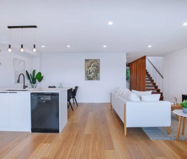 Stylish Townhouse in Prime Carina Heights Location - Photo 2