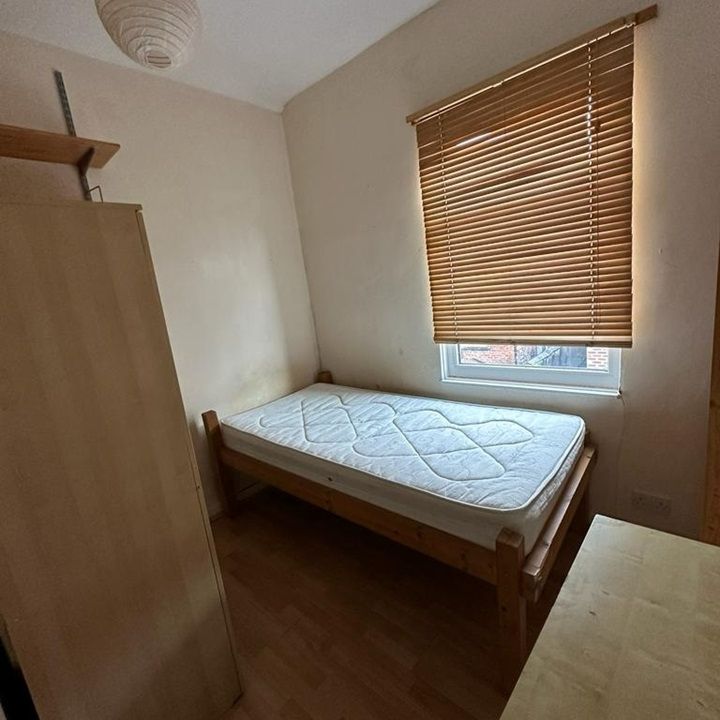 Room in a Shared House, Deramore Street, M14 - Photo 1