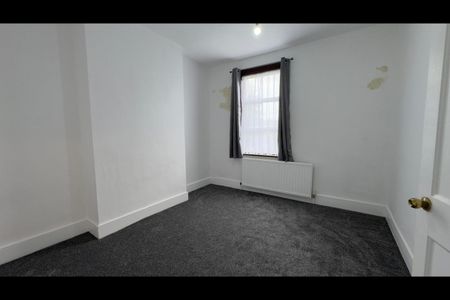 3 Bed Terraced House, Ladysmith Avenue, IG2 - Photo 2