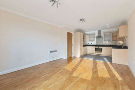 Stunning two bathroom apartment with underground parking in the heart of St Albans - Photo 5