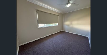 Freshly painted, 3 bedroom with rumpus room, air conditioning and carport. - Photo 2