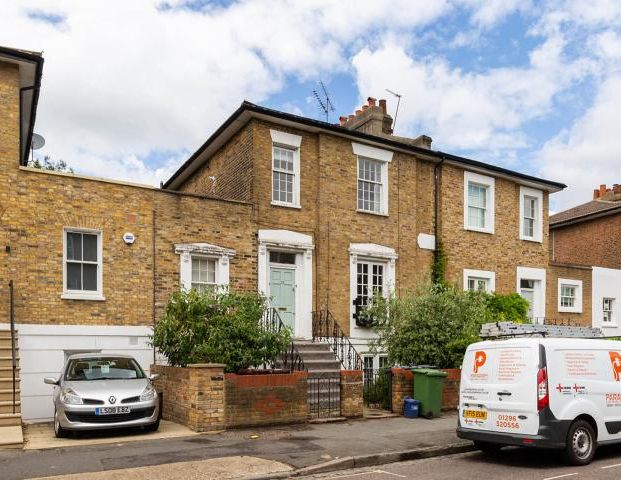 Bright and Airy one bedroom property within a beautiful period conversion - Photo 1