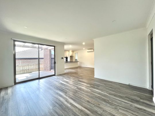 2/9 Calista Avenue, Oakleigh East VIC 3166 - Townhouse For Rent | Domain - Photo 1