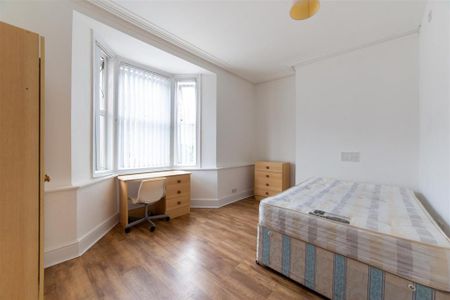 3 bedroom flat to rent - Photo 3