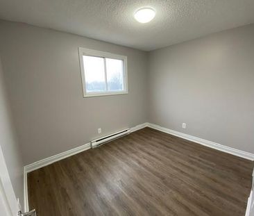 9 Weller Avenue - Upper - 3 bed, 1.5 bath - Photo 5