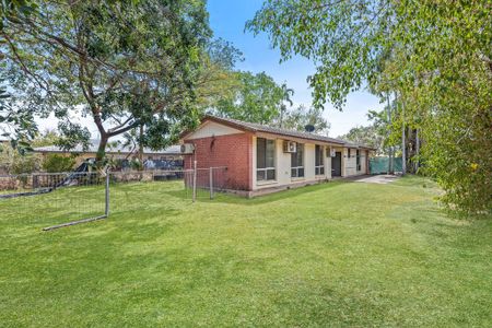 SPACIOUS HOME WITH LARGE FENCED YARD – CONVENIENT LOCATION! - Photo 4