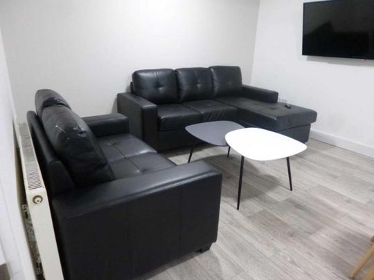 4 bedroom flat to rent - Photo 1