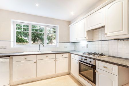 Queens Ride, Crowthorne, RG45 - Photo 5